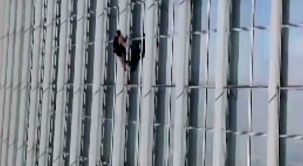 Scala il grattacielo a mani nude: viene arrestato al 73° piano