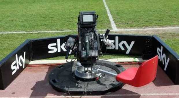 Calcio, scontro sui diritti tv, guerra Sky-Mediaset: assemblea Lega serie A rinviata a mercoledì