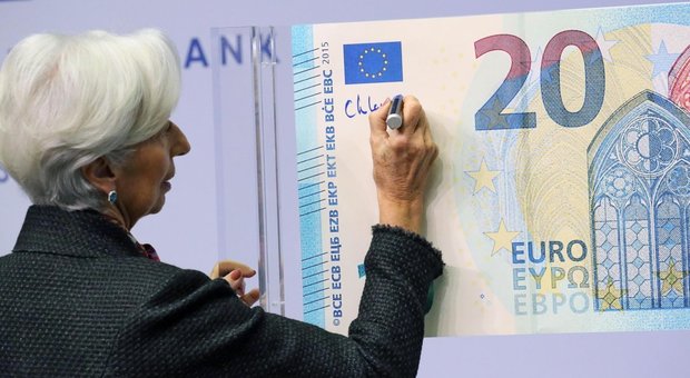 immagine Christine Lagarde mette la sua firma sulle banconote dell'euro