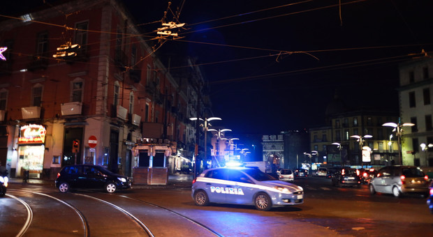 Spari a Napoli, 20enne ferito davanti a una trattoria nel centro storico