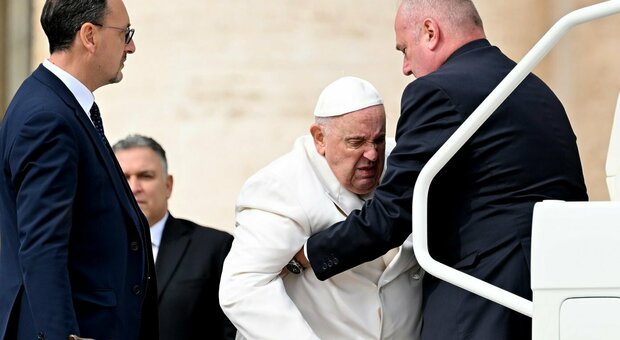 Papa Francesco vuole esserci alla Via Crucis, il medico: «Pericoloso prendere freddo»