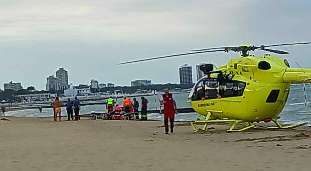 L'elicottero con il personale medico sulla spiaggia di Lignano