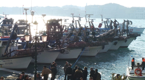 Una protesta di pescatori a Venezia