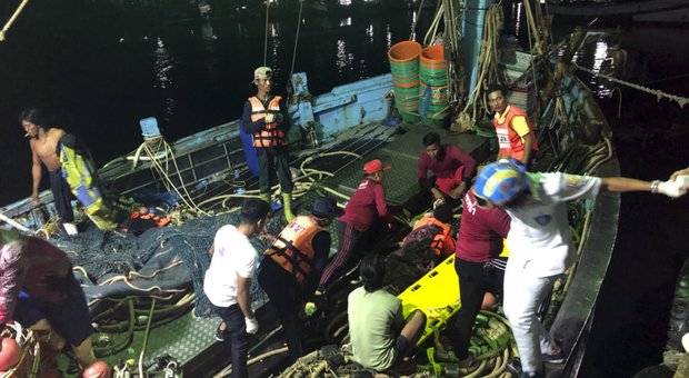 Thailandia, barca di turisti affonda a Puket: 40 morti e 16 dispersi