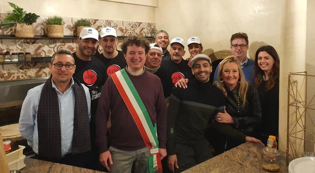 Il sindaco Omar Barbierato con i neo-pizzaioli