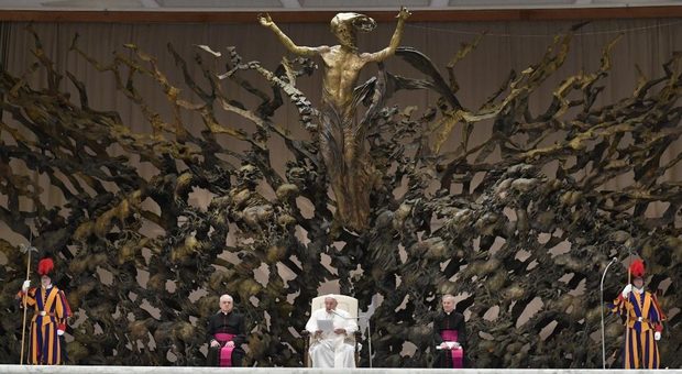 Papa Francesco: i cristiani veri non respingono i barconi e in piazza San Pietro la maxi statua resterà per sempre