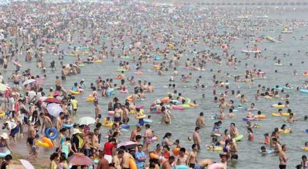 Cina, la spiaggia più affollata del mondo. I bagnanti oscurano anche il mare
