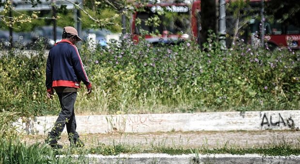 Roma, progetto Polizia locale: a piazza Mancini i senza fissa dimora puliscono l’area