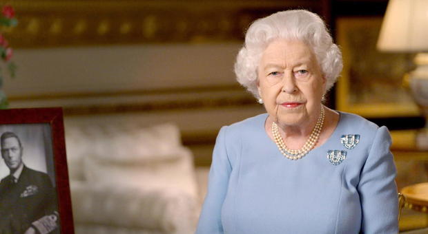 Virus, la Regina Elisabetta sparirà per mesi. Johnson ai britannici: «Basta stare a casa»
