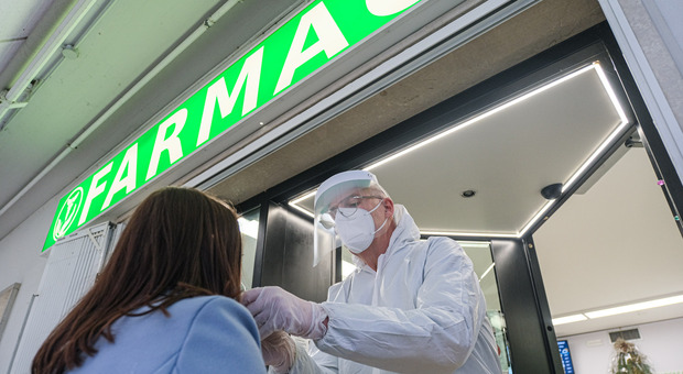 VACCINO IN FARMACIA I farmacisti effettuano già la campagna per i tamponi anti-Covid
