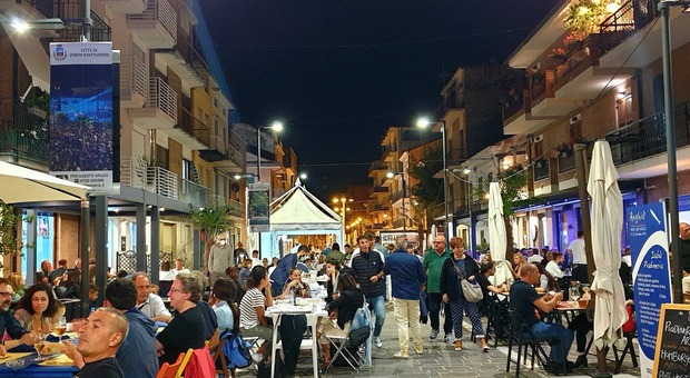 La movida di via Battisti strega il Borgo Marinaro, commercianti e Comune a confronto: «Un piano anche per voi»