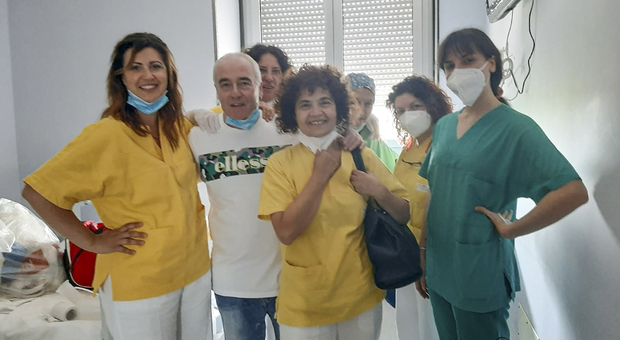Vito Scarparo (al centro in maglietta chiara) con gli operatori all'ospedale di Piove di Sacco