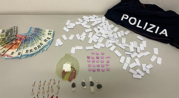 La droga e i soldi sequestrati dalla polizia a Foligno