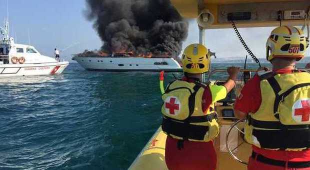 Yacht a fuoco al largo di Tortoreto salvate dalle fiamme otto persone