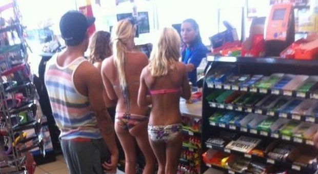 In bikini a fare shopping, ma un particolare fa diventare la foto virale: ecco qual è