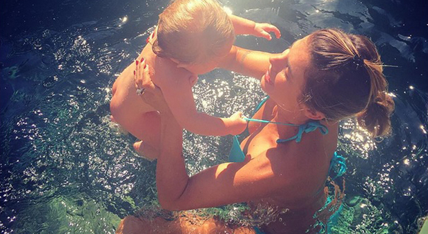 Elisabetta Canalis mamma in bikini con la piccola Skyler Eva