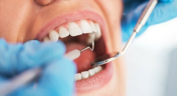 Dentista no-vax continuava a visitare pazienti: denunciato, sospeso dall'Ordine e chiuso lo studio