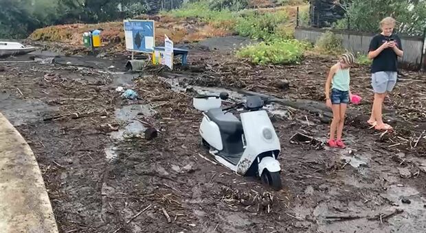 Stromboli in ginocchio tra fango e detriti: residenti e turisti si mettono a spalare