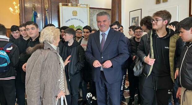 Il presidente della Provincia di Salerno Franco Alfieri con gli studenti del liceo Mangino di Pagani
