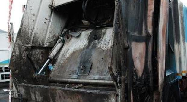 Acerra, molotov su camion della ditta di nettezza urbana: pista estorsiva