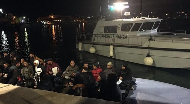 Migranti, due barche con 160 persone a bordo in difficoltà: Alarm Phone lancia Sos