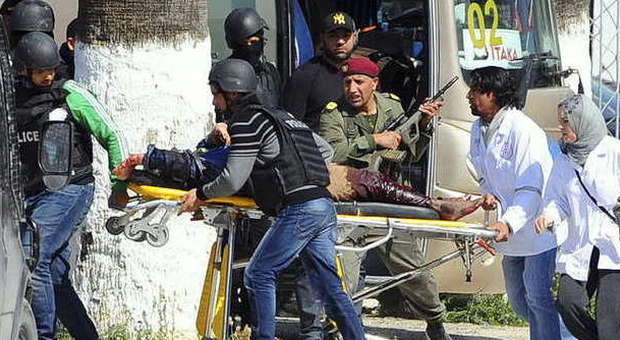 Tunisi, è giallo sul numero di vittime. Il premier tunisino: «17 i turisti morti»