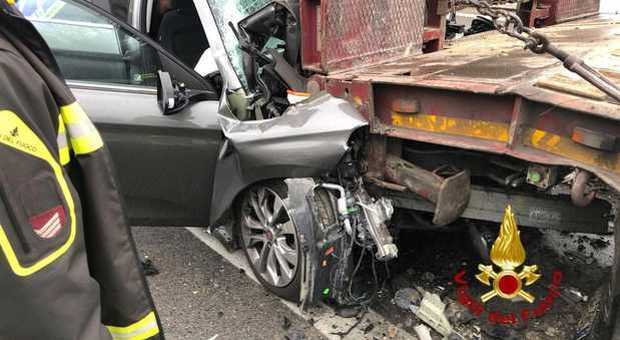 Incidente contro un camion: 43enne muore dopo il tamponamento