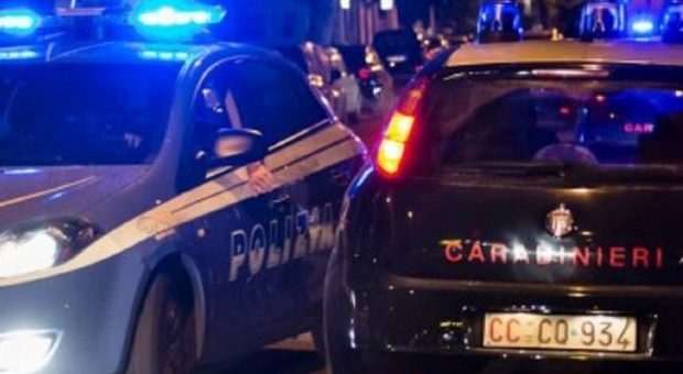 Ruba l'auto del patrigno e semina il panico in città: arrestato 23enne