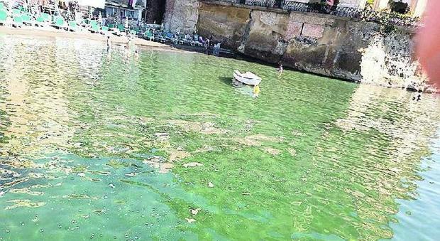 Mare sporco a Napoli: schiuma e rifiuti da Posillipo a Marechiaro, è caccia allo scarico abusivo