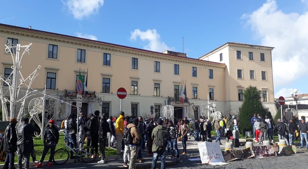 Una protesta dei migranti davanti alla Prefettura di Caserta
