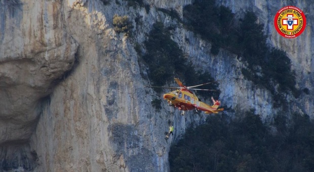 Escursionista cade in un ghiaione al Foro degli Occhialoni, recuperato grazie all'intervento del Soccorso Alpino e Speleologico