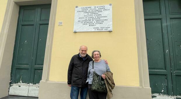 Angelo D'Avino con Marina Coppi davanti alla targa dedicata a Fausto