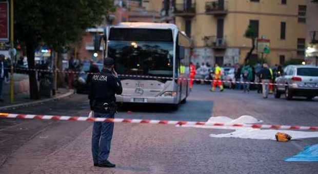 Roma, rom in fuga investono 9 persone: un morto. «Puntavano sulla folla»