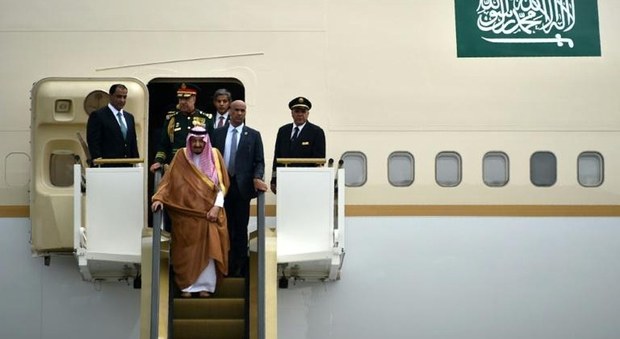 Re Salman scende dall'aereo placcato d'oro in Indonesia
