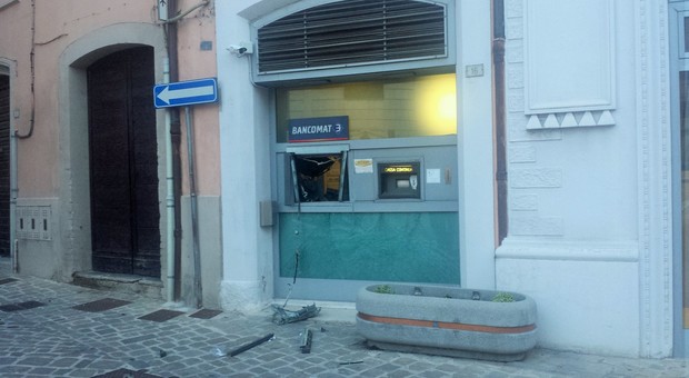 Sassoferrato, assalto all'Ubi Banca Bancomat esplode in piena notte