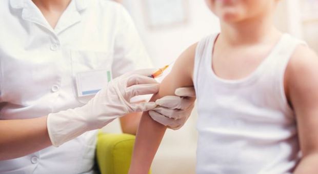 Vaccini obbligatori ridotti da 12 a 10 e taglio alle sanzioni