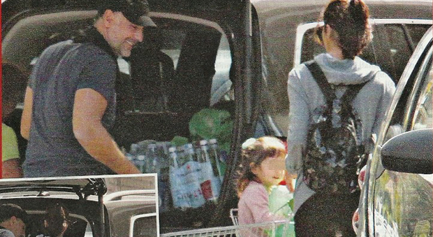 Raoul Bova e Rocio Morales, spesa al supermercato con la figlia Luna