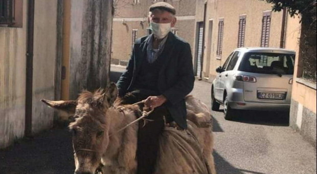 Coronavirus, il pastore sardo a 81 anni sull'asina con mascherina e autocertificazione: la foto virale