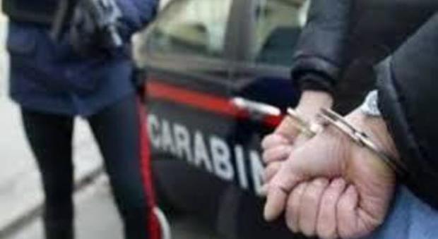 Foto d'archivio di un arresto da parte dei carabinieri