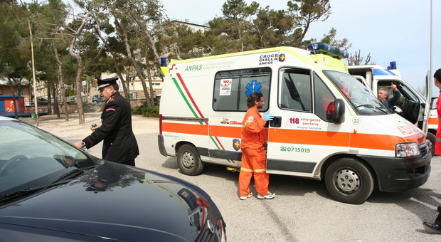 Carabinieri e operatori della Croce Gialla di Ancona in una foto d'archivio