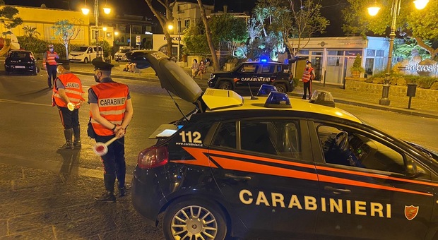 Ischia e Procida, controlli dei carabinieri e otto multati in strada nonostante il coprifuoco