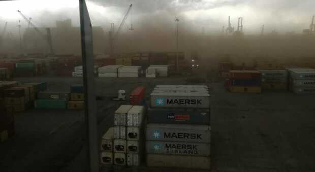 Le nuvole di polvere alzate dal vento al porto commerciale di Marghera dove ora ormeggiano anche le crociere
