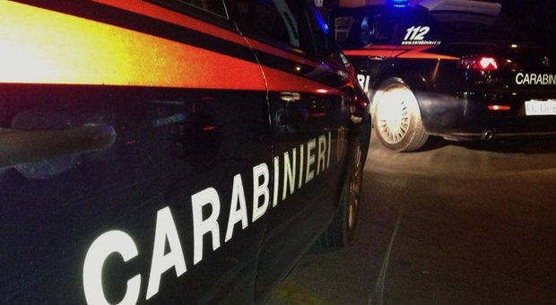 Ladri in fuga speronano auto carabinieri, è caccia a tre malviventi