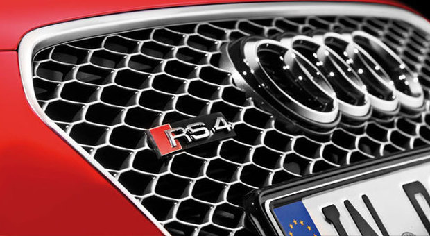 Il frontale della grintosissima Audi RS4 in vendita proprio in questi giorni