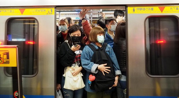 Virus Cina, Wuhan è isolata: bloccati treni, bus, aerei e traghetti. I morti sono 17