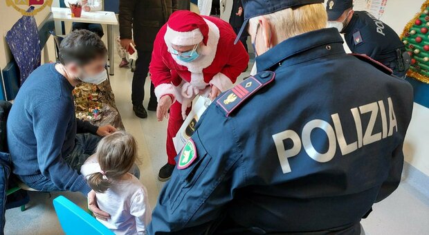 "Vax Day" all'ospedale San Camillo, Babbo Natale e gli agenti di Polizia insieme per i bambini