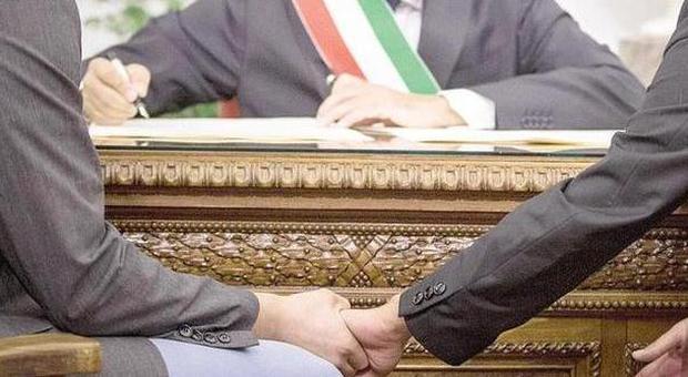 Unioni civili, nella maggioranza non c'è l'accordo ma Renzi va avanti: entro l'anno la legge