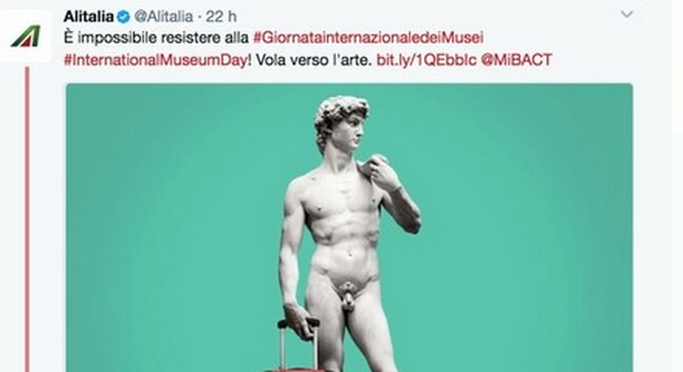 Alitalia posta un'immagine del David nudo, insulti sul web: «Finocchi». Bufera in rete