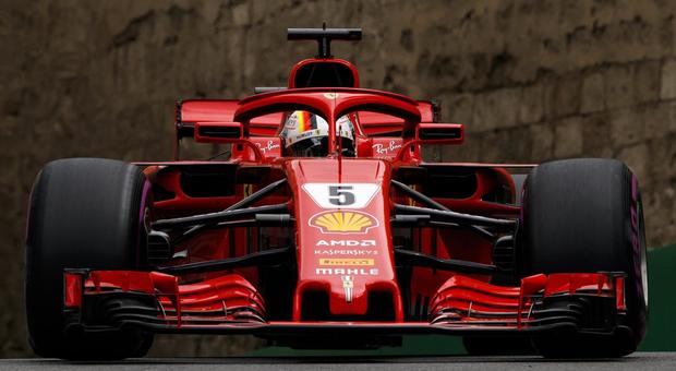 La Ferrari SF71H di Sebastian Vettel sulla pista di Baku