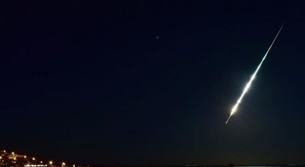 Una scia illumina il cielo della Sardegna. Un meteorite? Video